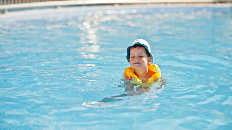 Berenang sejak Dini Bantu Tumbuh Kembang Bayi