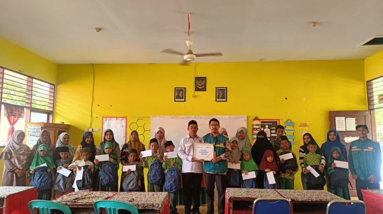Siswa Kurang Mampu MIN 1 Kota Palu Terima Bantuan Pendidikan dari WIZ