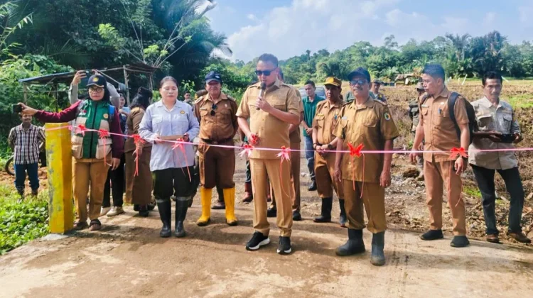 Hadiri Perayaan Padungku Desa Ronta, Bupati Morut Resmikan Jembatan Koromalili