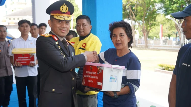 Kapolda Sulteng Serahkan Bansos dan Penghargaan kepada Masyarakat dan Personel