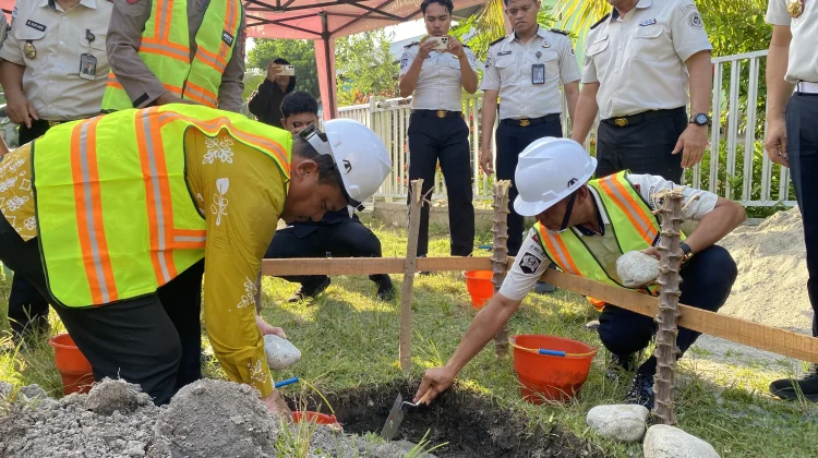 Wujud Kepedulian, Ditjenpas Sulteng Beri Bantuan Bedah Rumah Eks Warga Binaan