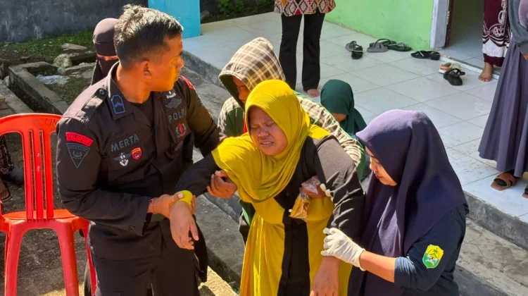 Brimob Polda Sulteng Evakuasi Ibu Hamil Alami Kontraksi Darurat di Buol