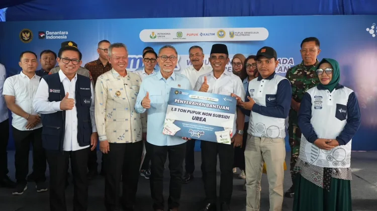 Gubernur dan Menko Pangan Salurkan Bantuan Pupuk untuk Petani Sigi