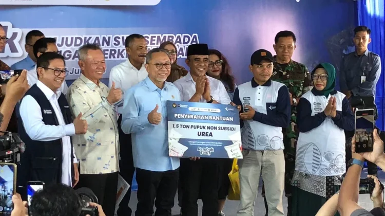 Menko Pangan Serahkan Bantuan 3 Ton Pupuk Non-Subsidi untuk Petani di Sigi