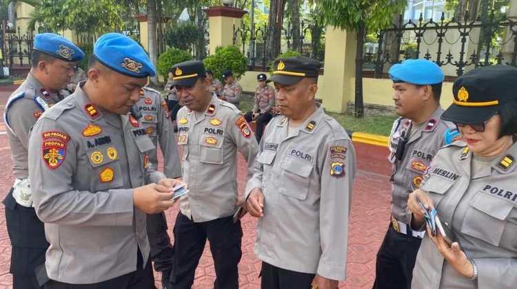 Kasi Propam Polresta Palu Laksanakan Pemeriksaan Kelengkapan Personel