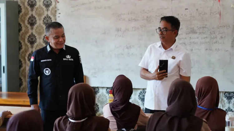 Pastikan MPLS Berjalan Tertib, Wali Kota Palu Tinjau Sejumlah Sekolah