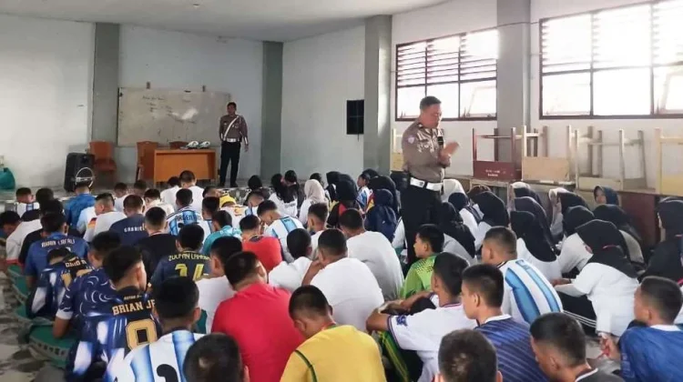 Polres Banggai Tanamkan Budaya Disiplin Lalu Lintas kepada Pelajar