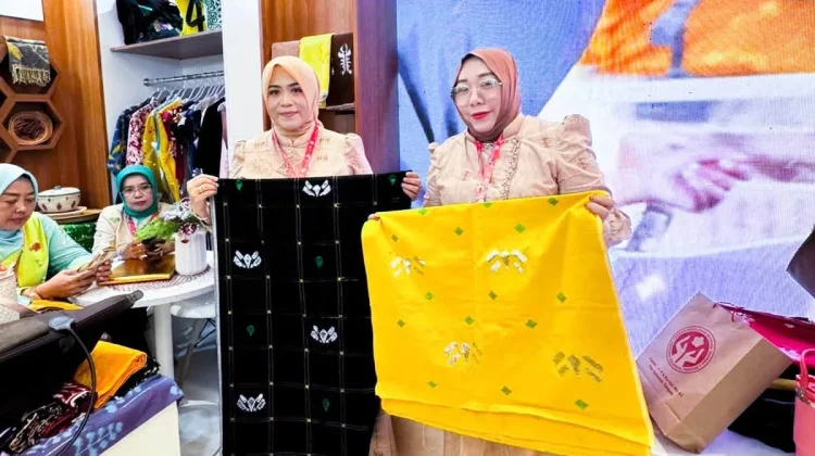 Kilau Wastra Bomba Saga Pukau Panggung HUT Ke-46 Dekranas di Makassar