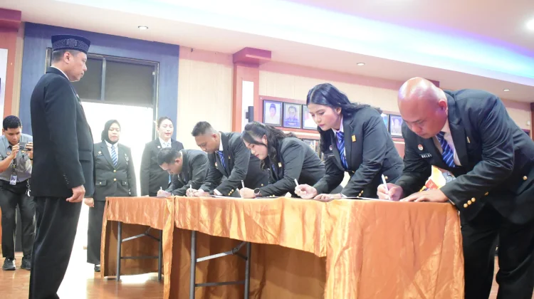 Lantik Enam Pejabat, Kakanwil Kemenkum Sulteng Dorong ASN Tingkatkan Integritas