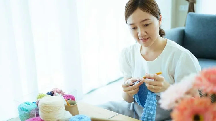 Merajut, Hobi yang Hasilkan Karya Kreatif