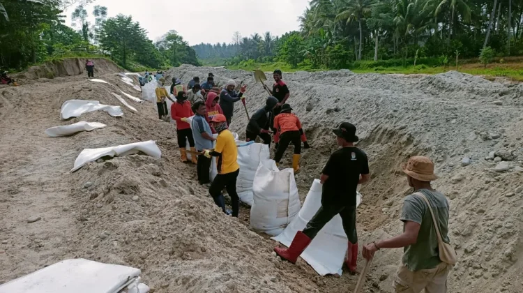BPBD Parimo Pasang Ratusan Geobag di Torue Antisipasi Banjir