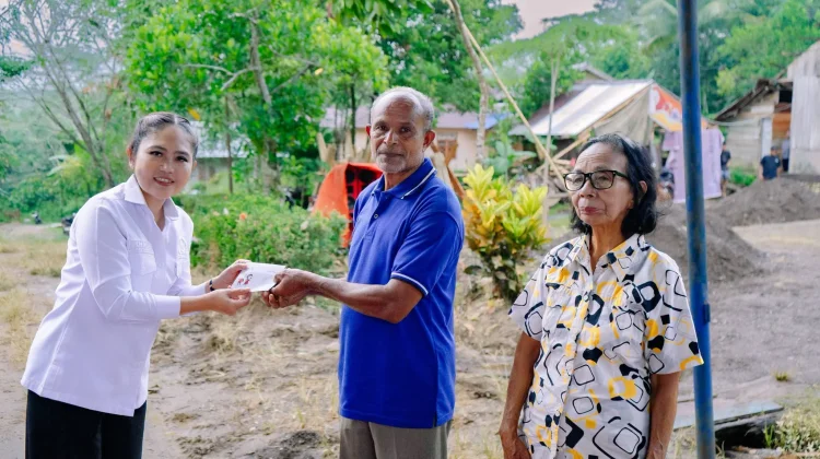Ketua TP-PKK Morut Serahkan Bantuan Korban Bencana Puting Beliung di Jamor Jaya