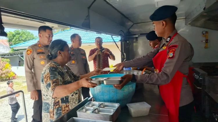Brimob Polda Sulteng Kirim Ransus Dapur Lapangan untuk Korban Kebakaran Poso