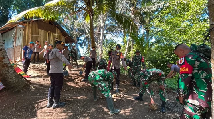 Brimob Sulteng Bersihkan Reruntuhan Pascagempa Magnitudo 5.3 di Buol
