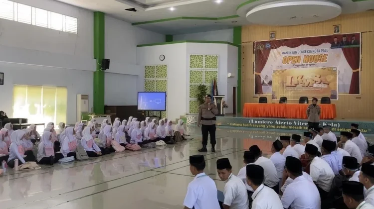 Satbrimob Polda Sulteng Tanamkan Jiwa Kebangsaan Siswa MAN IC Palu
