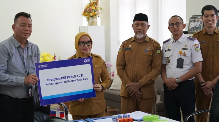BRI Serahkan 10 Unit Halte Bus kepada Pemkot Palu Melalui Program CSR