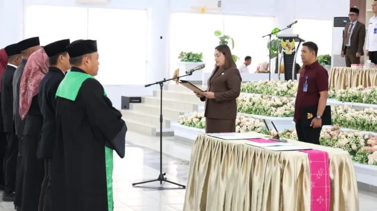 Enam Pejabat Administrator dan Pengawas Pemkab Donggala Dilantik