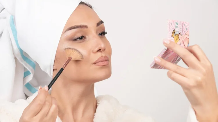 Hindari Kesalahan Makeup Ini agar Wajah Tetap Segar di Segala Usia