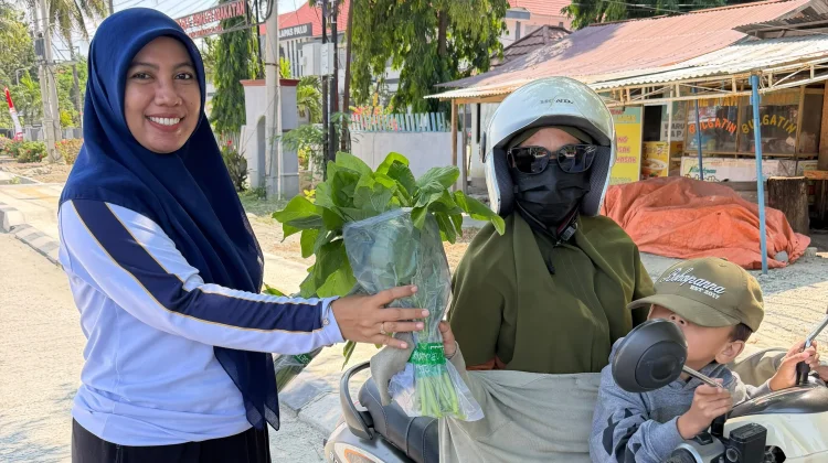 Pererat Silaturahmi, LPKA Palu Bagikan Hasil Panen Bayam ke Warga