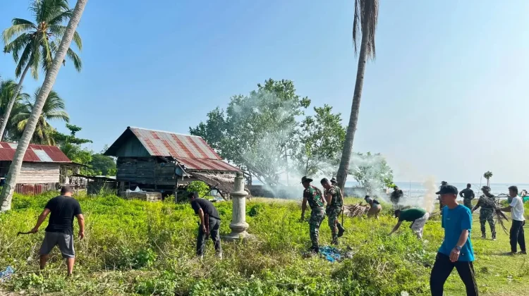 Karya Bhakti HUT Kodam 23 dan Kodim 1307/Poso Bersihkan Kawasan Pasar dan Pantai