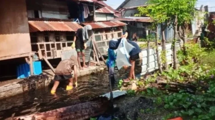 Cegah Luapan Air, BPBD Parimo Keruk Saluran Pembuang di Bantaya