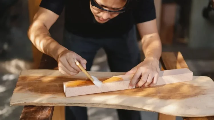 Mengenal Jenis Pernis Kayu dan Fungsinya untuk Finishing