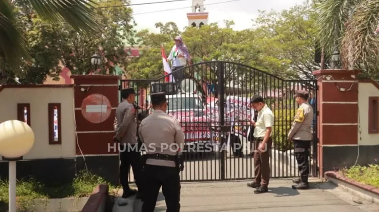 Polresta Palu Kawal Aksi FMMAK di PN Palu dengan Pendekatan Humanis