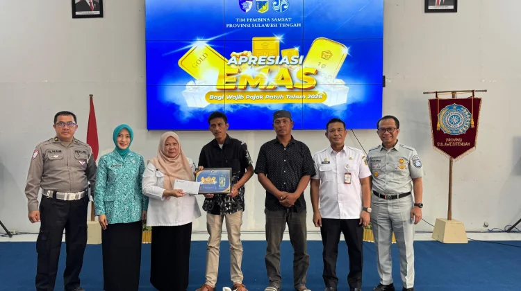 Wagub Sulteng Serahkan Hadiah Emas kepada Wajib Pajak Taat