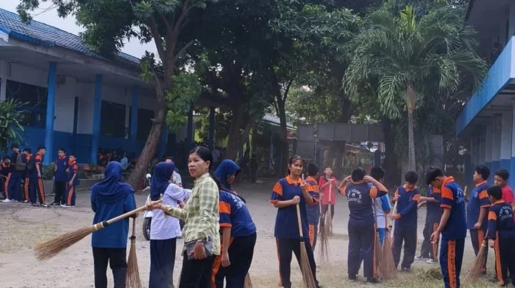 SMPN 9 Palu Rutin Laksanakan Kerja Bakti