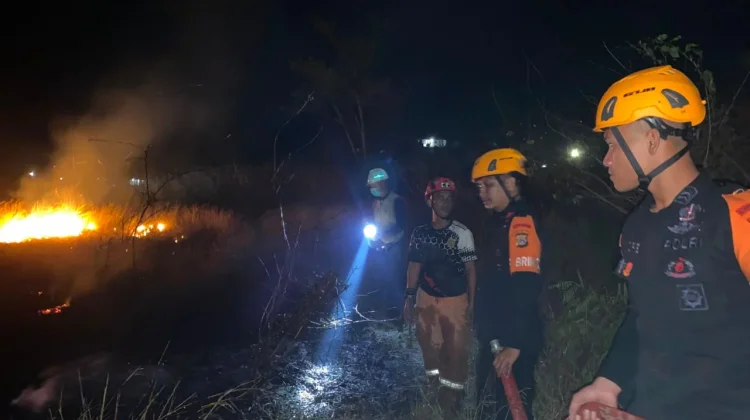 Brimob Bantu Damkar Padamkan Kebakaran Lahan di Tentena