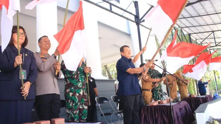Wabup Abdul Sahid Canangkan Gerakan Pembagian Bendera Merah Putih di Parimo