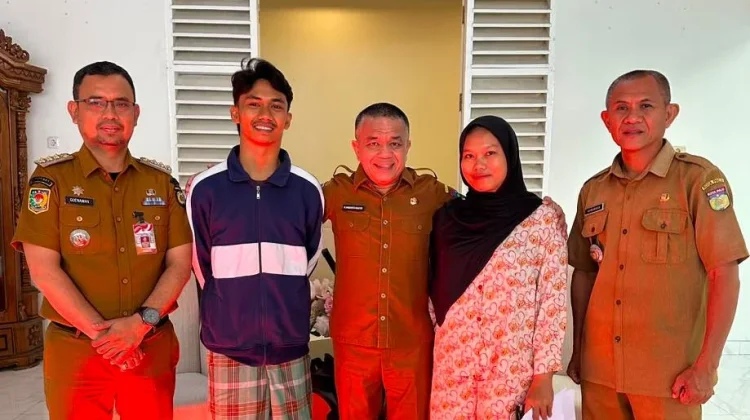 Wali Kota Palu Berikan Bantuan Kepada Dua Korban Konflik Nunu-Anoa