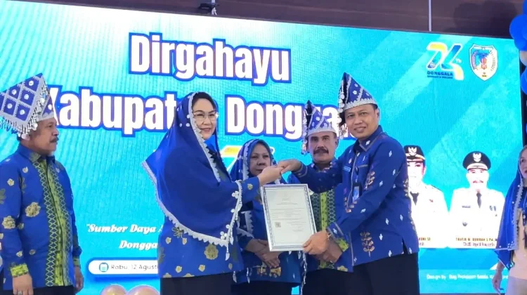 Kemenkum Sulteng Serahkan KIK dan Hak Cipta di HUT Ke-74 Donggala