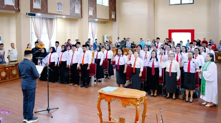 Bupati Morut Lantik Puluhan Kepala Sekolah SD-SMP