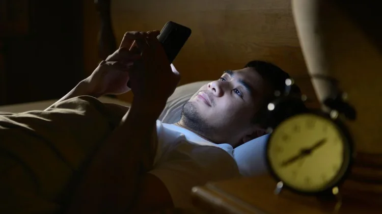 Main HP sebelum Tidur? Ini Dampaknya