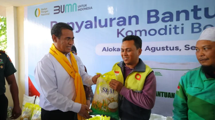 Kunjungi Palu Mentan Amran Salurkan Bantuan Beras dan Bibit