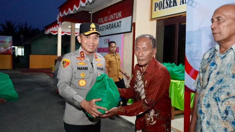 Kapolda Sulteng Salurkan Sembako untuk Warga Ampana Tete Touna