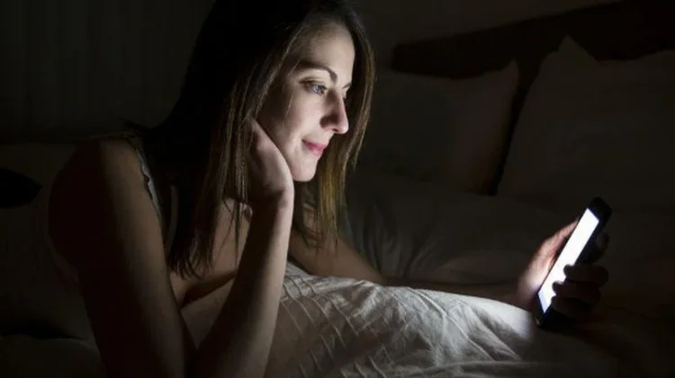 Kurangi Menatap Layar sebelum Tidur