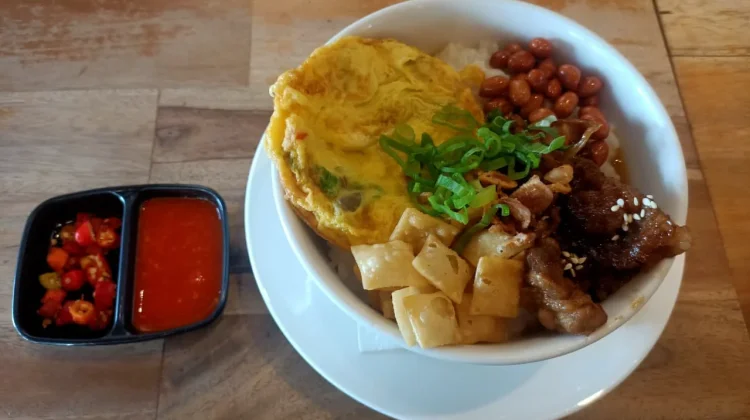 Bubur Ayam Jadi Pilihan Sarapan Warga Kota Palu