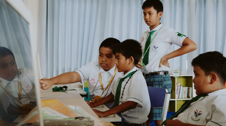 Teknologi Bantu Belajar, tapi Jangan Ketergantungan