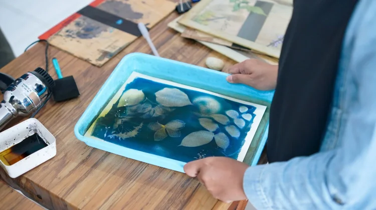 Foto tanpa Kamera, Cyanotype Jadi Hobi Kreatif
