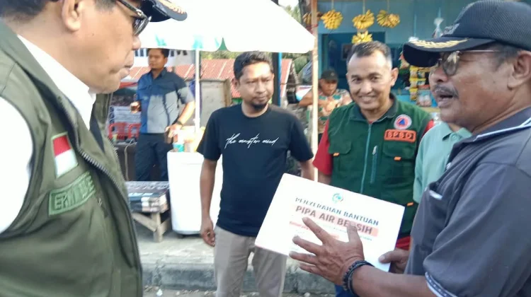 Pemkab Parimo Salurkan Pipa Air untuk Warga Terdampak Banjir di Toboli