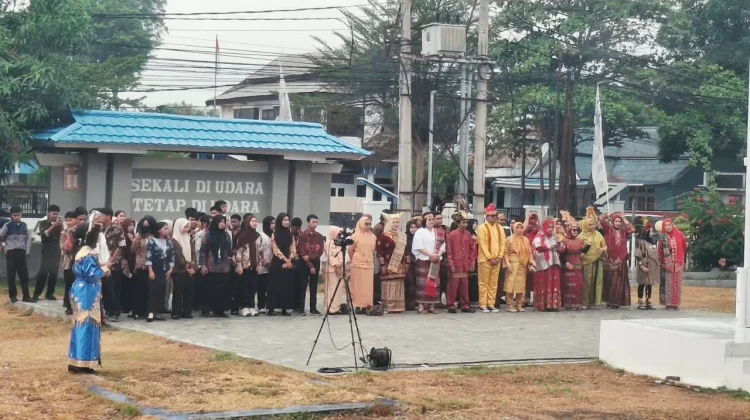 Hari Radio Semarak dengan Nuansa Pakaian Adat Daerah