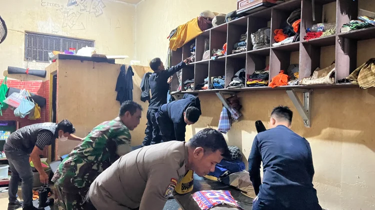 Pastikan Bebas Halinar, Petugas Rutan Palu Geledah Kamar Warga Binaan