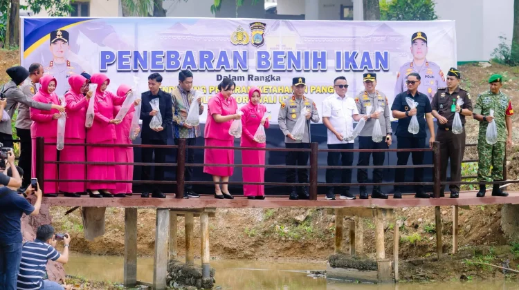 Dukung Ketahanan Pangan, Kapolda Sulteng Tebar 3.000 Benih Ikan di Polres Morut