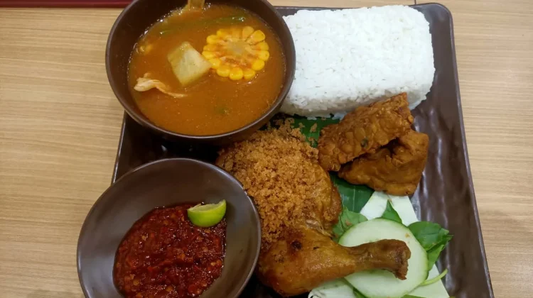 Ayam Penyet dan Sayur Asem, Pilihan Kuliner Bercita Rasa Khas Jawa di Palu
