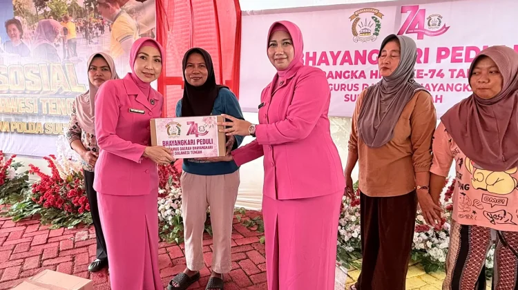 Ketua Bhayangkari Sulteng Bagikan 100 Paket Sembako di Morowali