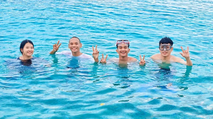 Berenang di Laut Jernih, Aktivitas Sederhana untuk Jaga Suasana Hati