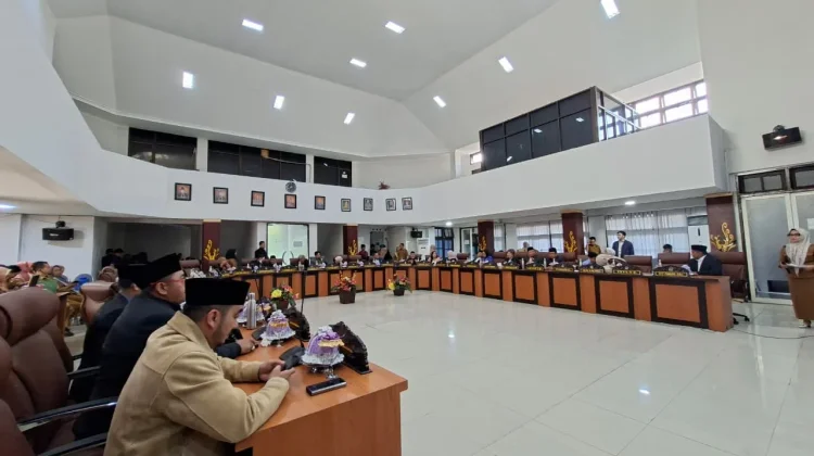 Rapat Paripurna, DPRD Palu Soroti Penahanan Bansos PKH hingga Gaji RT dan RW
