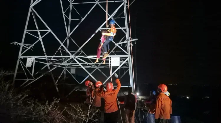 Tim SAR Gabungan Berhasil Evakuasi Remaja Panjat Tower PLN Silae